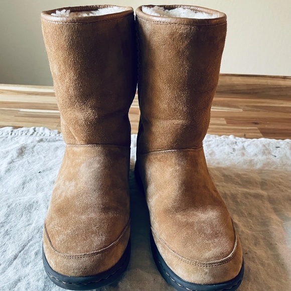 UGG Boots like new condition/ barely worn - Picture 4 of 8